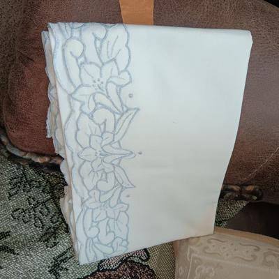 BUFFALO KNIT THROW BLANKET, 2 SETS OF PILLOW CASES AND THROW PILLOW