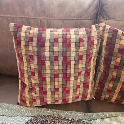 BUFFALO KNIT THROW BLANKET, 2 SETS OF PILLOW CASES AND THROW PILLOW