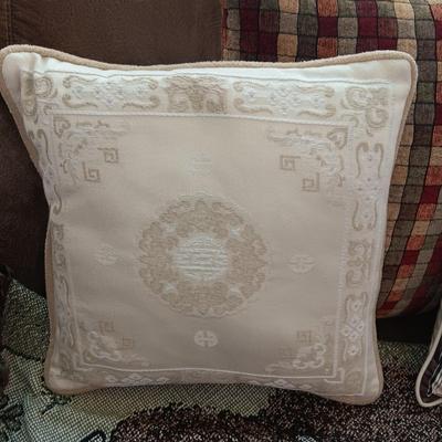 BUFFALO KNIT THROW BLANKET, 2 SETS OF PILLOW CASES AND THROW PILLOW