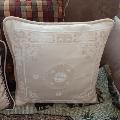 BUFFALO KNIT THROW BLANKET, 2 SETS OF PILLOW CASES AND THROW PILLOW