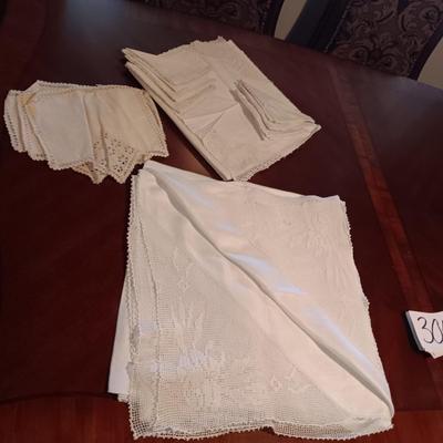 QUALITY FINE LINEN TABLECLOTHS AND NAPKINS