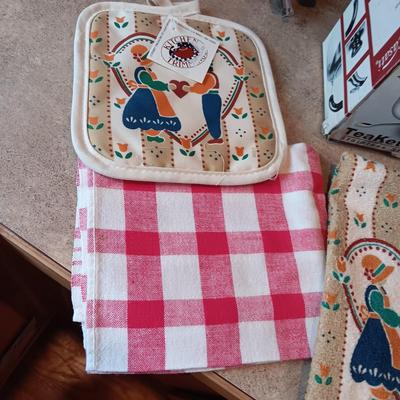 COFFEE PERCOLATOR TEA KETTLE KITCHEN TOWEL AND OVEN MITT PLUS MORE