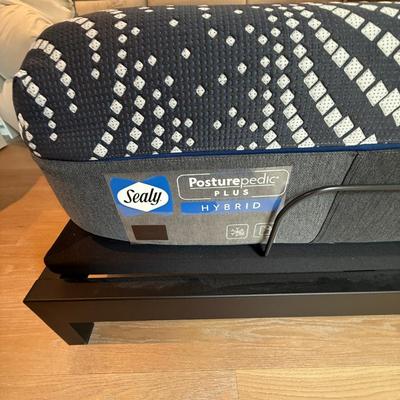 Sale Photo Thumbnail #2: The Sealy Full Size Hybrid Mattress offers lumbar support and a plush pillow top for added comfort. Its contemporary style makes it a suitable addition to any bedroom. This mattress is pre-owned.