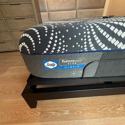 Sale Photo Thumbnail #4: The Sealy Full Size Hybrid Mattress offers lumbar support and a plush pillow top for added comfort. Its contemporary style makes it a suitable addition to any bedroom. This mattress is pre-owned.
