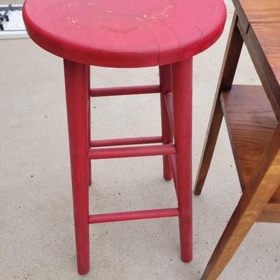 Sale Photo Thumbnail #801: The white barstools are 24" high, the red one is 29" high and the table os 28" high and about 16" x 16" square, could use some glue and a clamp and the white barstools have Slight leg scratches see pics
