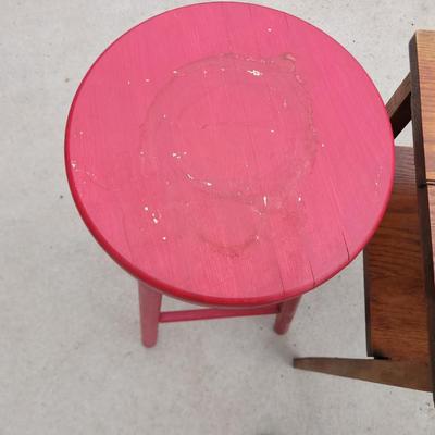 Sale Photo Thumbnail #800: The white barstools are 24" high, the red one is 29" high and the table os 28" high and about 16" x 16" square, could use some glue and a clamp and the white barstools have Slight leg scratches see pics
