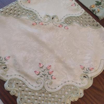 Assorted Table Linens- Round Cloth, Runner, Napkins, etc.