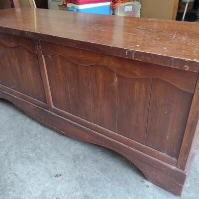Lane Cedar Lined Blanket Chest with Key
