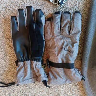 BURTON GLOVES AND SCARF PLUS TOMMY HILFIGER FLEECE JACKET (LRG)