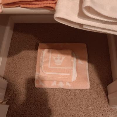 TOWELS, PILLOW CASES, QUEEN & TWIN SHEETS