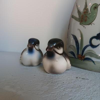 BIRD FIGURINES AND A CLAY VASE WITH BIRDS