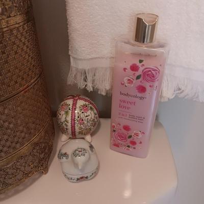 GUEST TOWELS, GOLD-TONE METAL WASTE CAN AND MORE