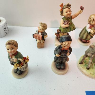 Lot of 13 Goebel Hummels Figurines