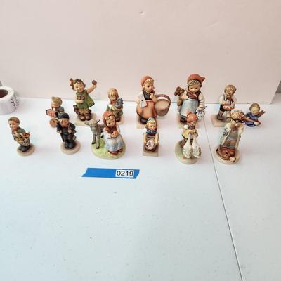 Lot of 13 Goebel Hummels Figurines