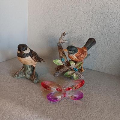 2 CERAMIC BIRDS AND A GLASS BUTTERFLY
