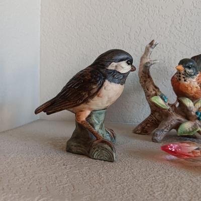 2 CERAMIC BIRDS AND A GLASS BUTTERFLY