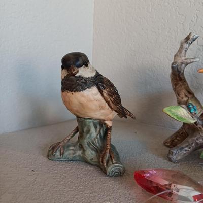 2 CERAMIC BIRDS AND A GLASS BUTTERFLY
