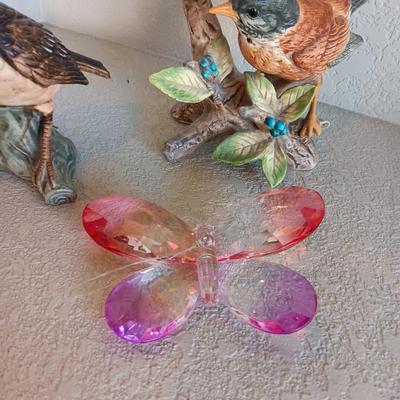 2 CERAMIC BIRDS AND A GLASS BUTTERFLY