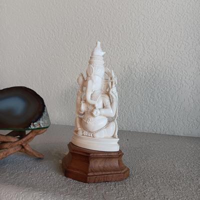HAND CARVED HINDU DEITY AND AN AGATE