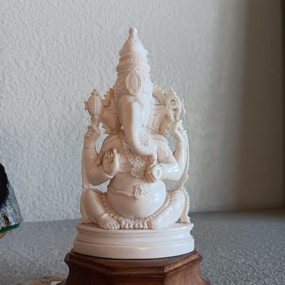 HAND CARVED HINDU DEITY AND AN AGATE