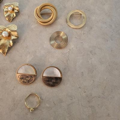 GOLDETTE BRACELET AND OTHER GOLD TONE JEWELRY