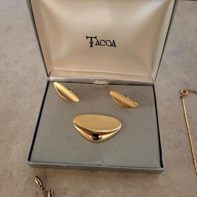 A VARIETY OF GOLD-TONE JEWELRY
