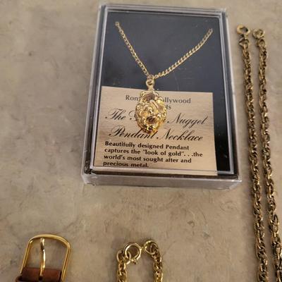 AN ASSORTMENT OF JEWELRY