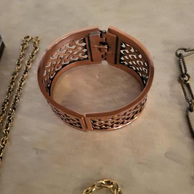 AN ASSORTMENT OF JEWELRY