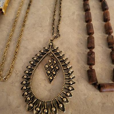 AN ASSORTMENT OF JEWELRY