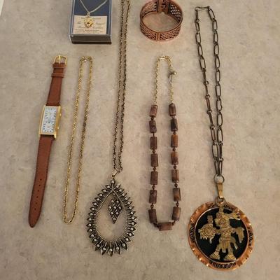 AN ASSORTMENT OF JEWELRY