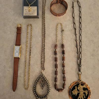 AN ASSORTMENT OF JEWELRY