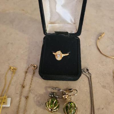 A COLLECTION OF COSTUME JEWELRY