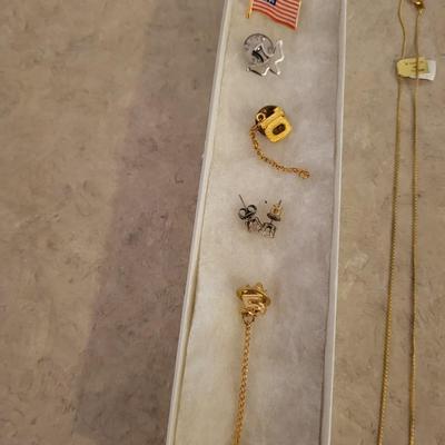 A COLLECTION OF COSTUME JEWELRY