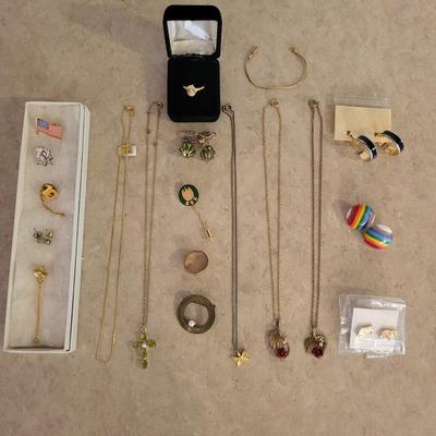 A COLLECTION OF COSTUME JEWELRY