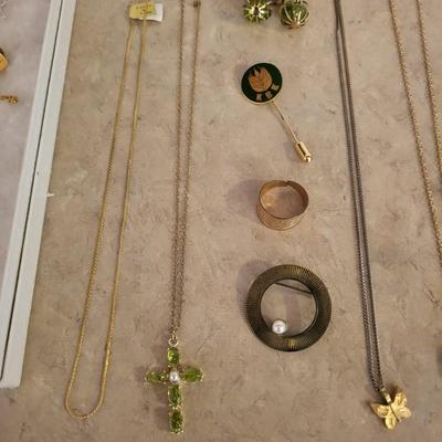 A COLLECTION OF COSTUME JEWELRY