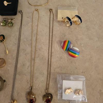 A COLLECTION OF COSTUME JEWELRY