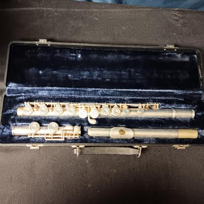 ARTLEY FLUTE IN A VELVET LINED CARRY CASE