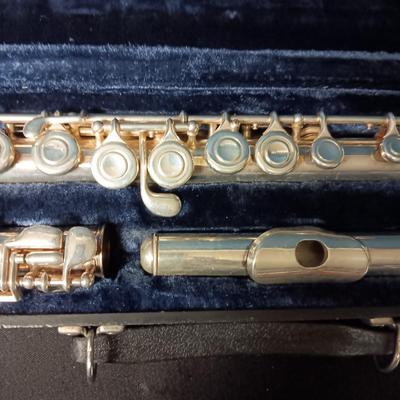 ARTLEY FLUTE IN A VELVET LINED CARRY CASE