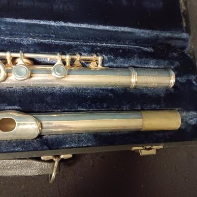 ARTLEY FLUTE IN A VELVET LINED CARRY CASE