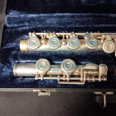 ARTLEY FLUTE IN A VELVET LINED CARRY CASE