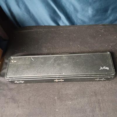 ARTLEY FLUTE IN A VELVET LINED CARRY CASE