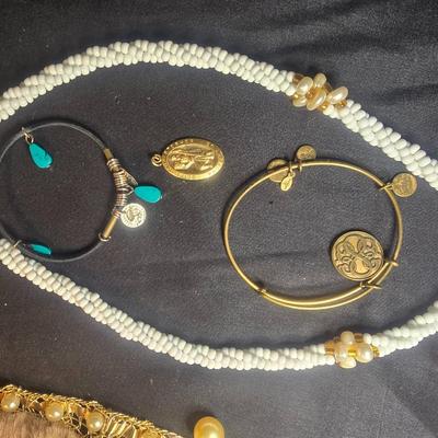 MISC JEWELRY AND FAUX FUR COLLAR