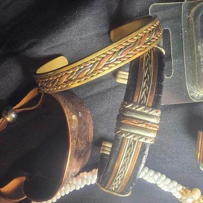 MISC JEWELRY AND FAUX FUR COLLAR