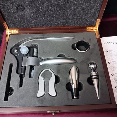 NEW CONNOISSEUR CORKSCREW IN A WOODEN CHEST