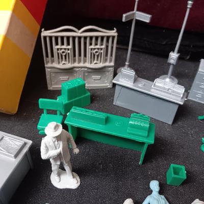 PARTIAL MARX UNTOUCHABLES PLAYSET AND A VINTAGE COOTIE GAME