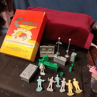 PARTIAL MARX UNTOUCHABLES PLAYSET AND A VINTAGE COOTIE GAME