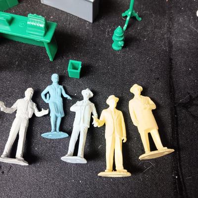 PARTIAL MARX UNTOUCHABLES PLAYSET AND A VINTAGE COOTIE GAME