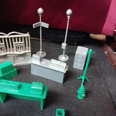 PARTIAL MARX UNTOUCHABLES PLAYSET AND A VINTAGE COOTIE GAME