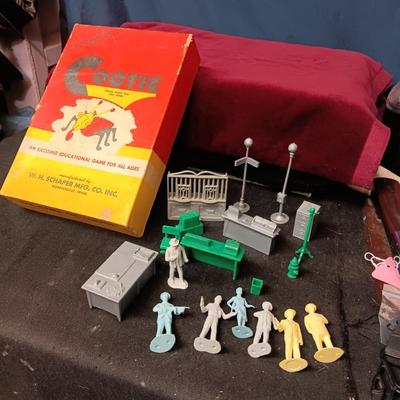 PARTIAL MARX UNTOUCHABLES PLAYSET AND A VINTAGE COOTIE GAME