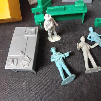 PARTIAL MARX UNTOUCHABLES PLAYSET AND A VINTAGE COOTIE GAME